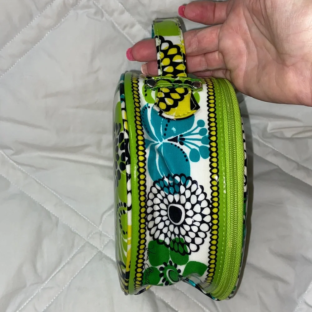 Like new VERA BRADLEY ROUND COSMETIC BAG limes up